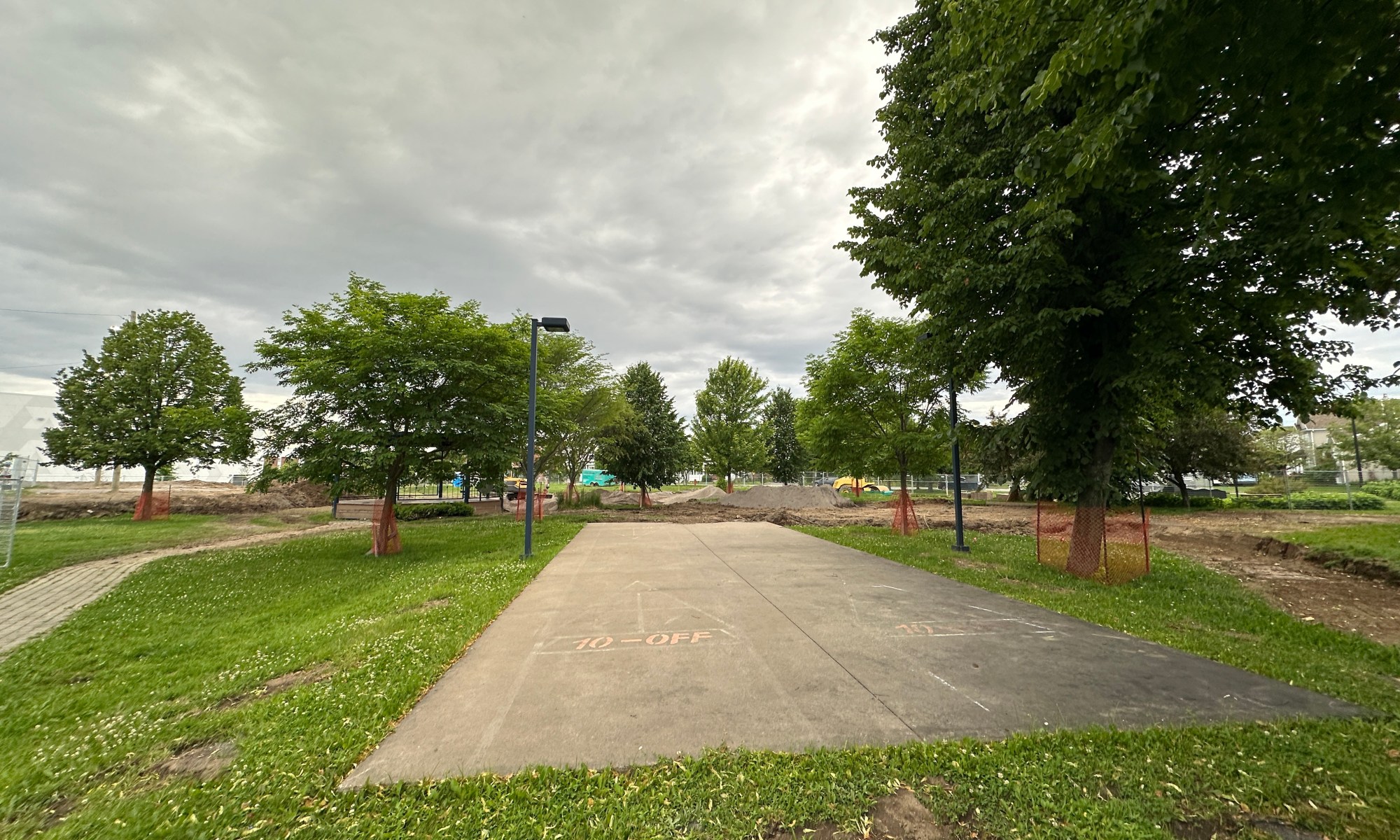 Dalle de béton à démolir au parc du Millénaire