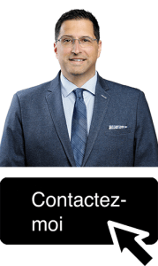 Un homme en costume avec des lunettes, souriant, avec un bouton "Contactez-moi" en bas.
